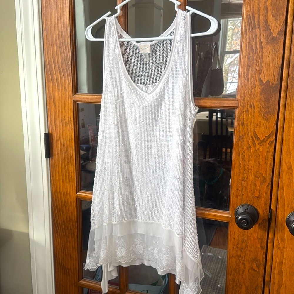 Cupio beautiful top of mesh lace and sparse sparkle.